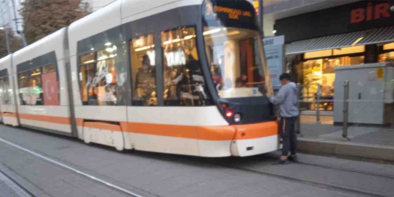 Eskişehir'de kazaya davetiye çıkaran hareket!