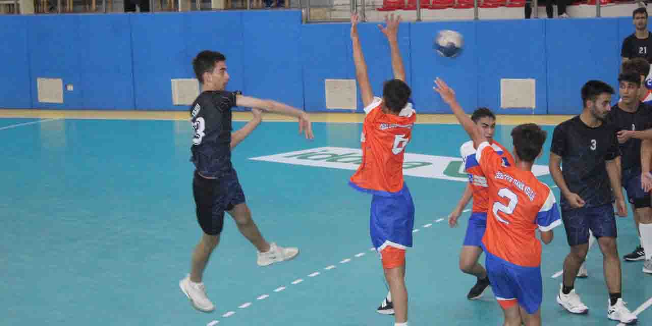 Okullu genç hentbolcular parkeye indi