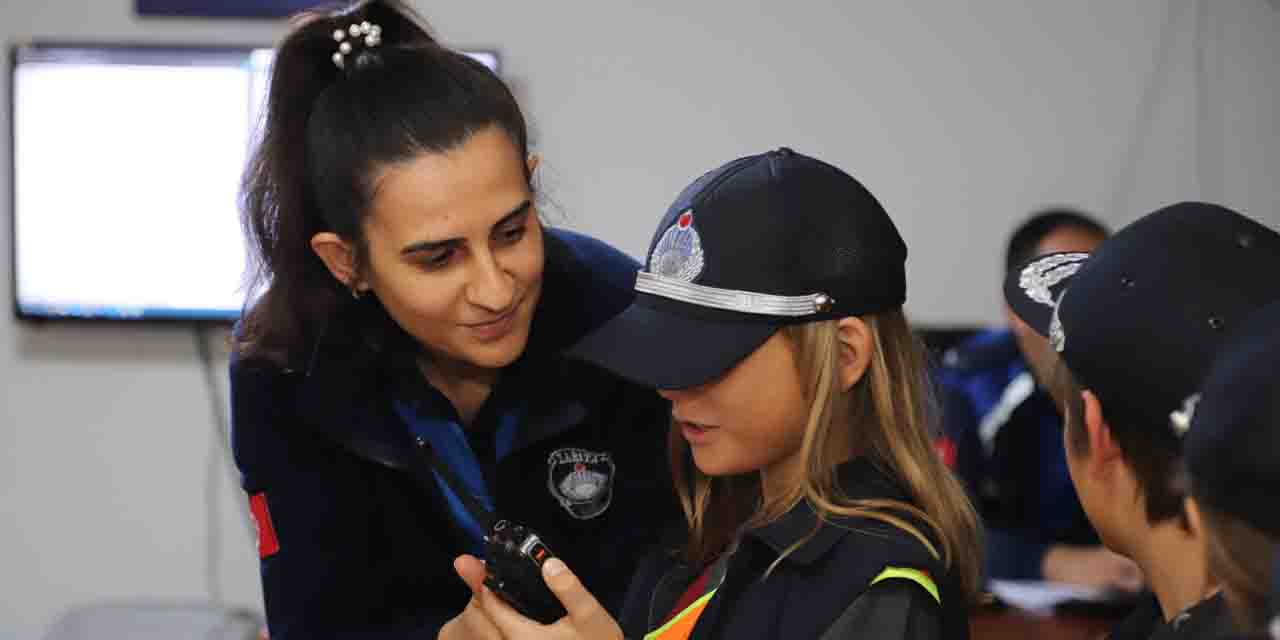 Eskişehir'de öğrenciler zabıtalarla buluştu