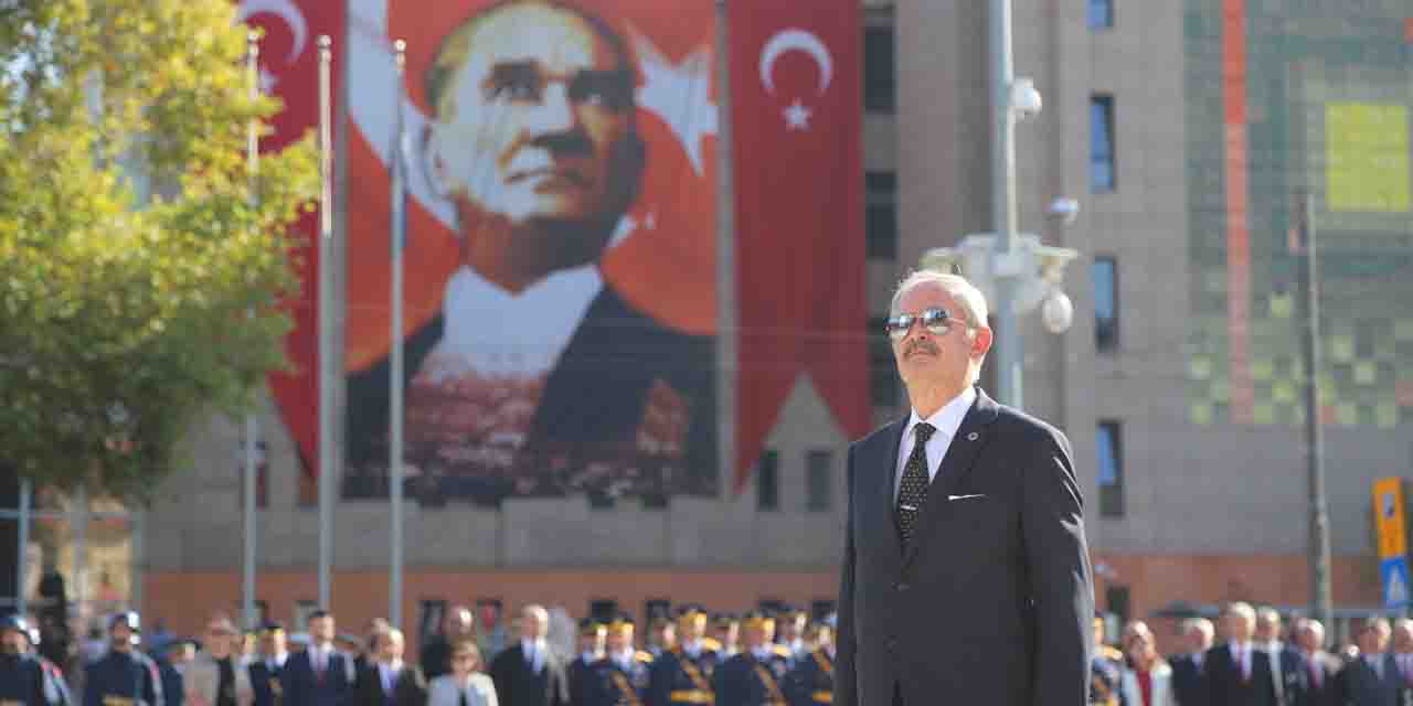 Yılmaz Büyükerşen: Zaman daima Atatürk'ü gösterecektir!