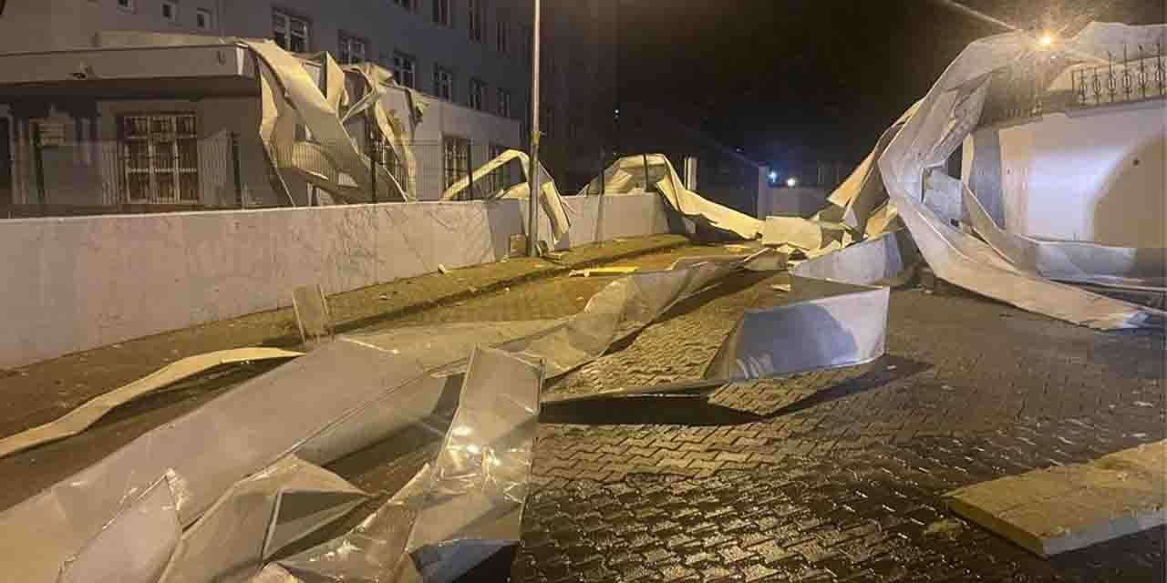 Bursa'da okulun çatısı uçtu!