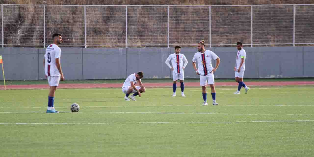Demirspor'da yaprak dökümü yaşandı
