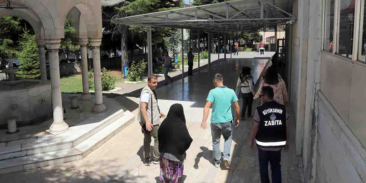 Eskişehir'de dilencilere zabıta müdahalesi