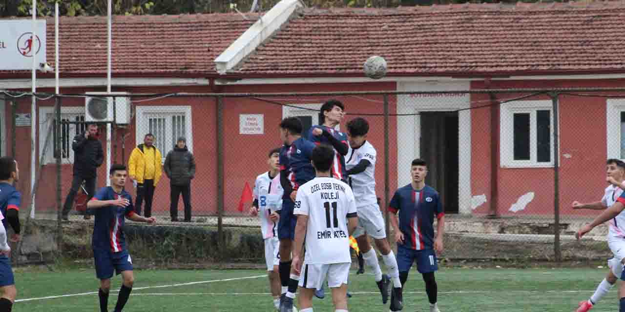 Okullu genç futbolcular sahaya indi