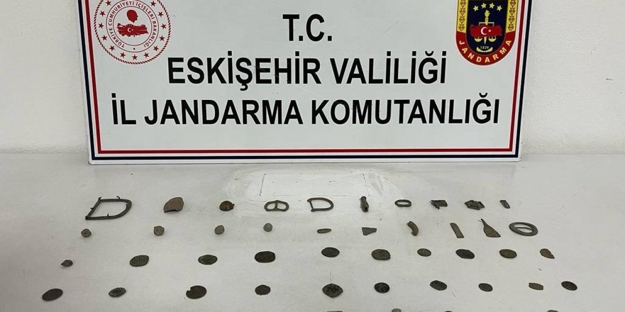 Tarihi eser satmaya çalışırken jandarmaya yakalandı