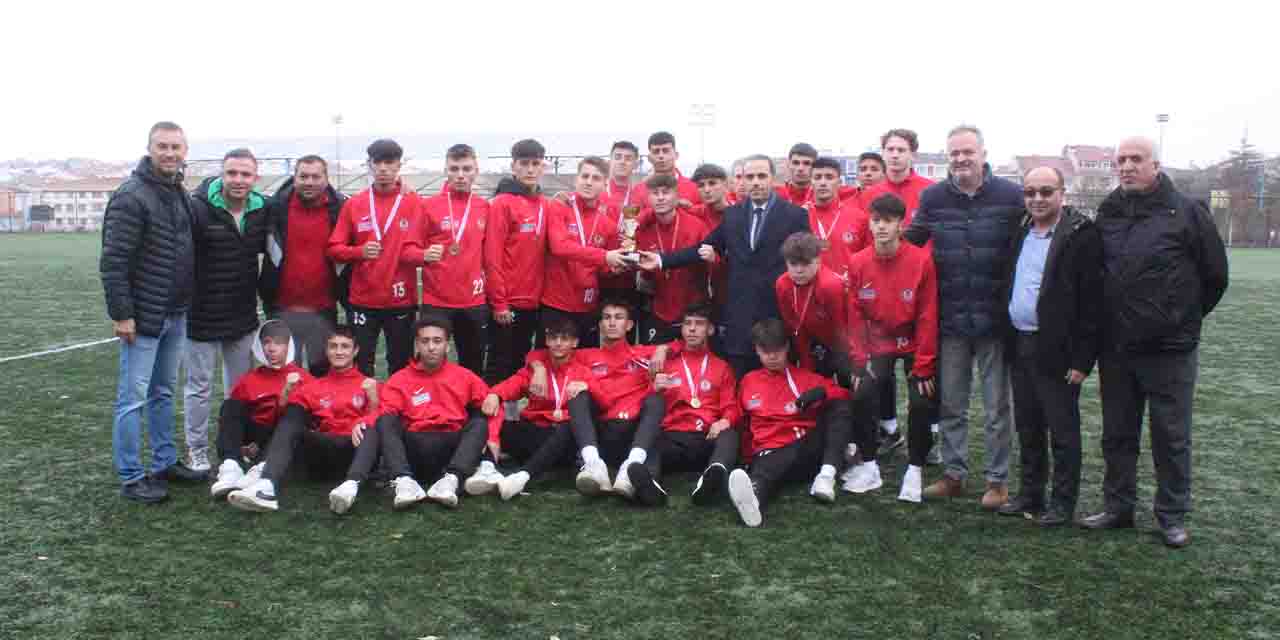 Eğitimciler Spor Lisesi hak ettiği kupayı aldı