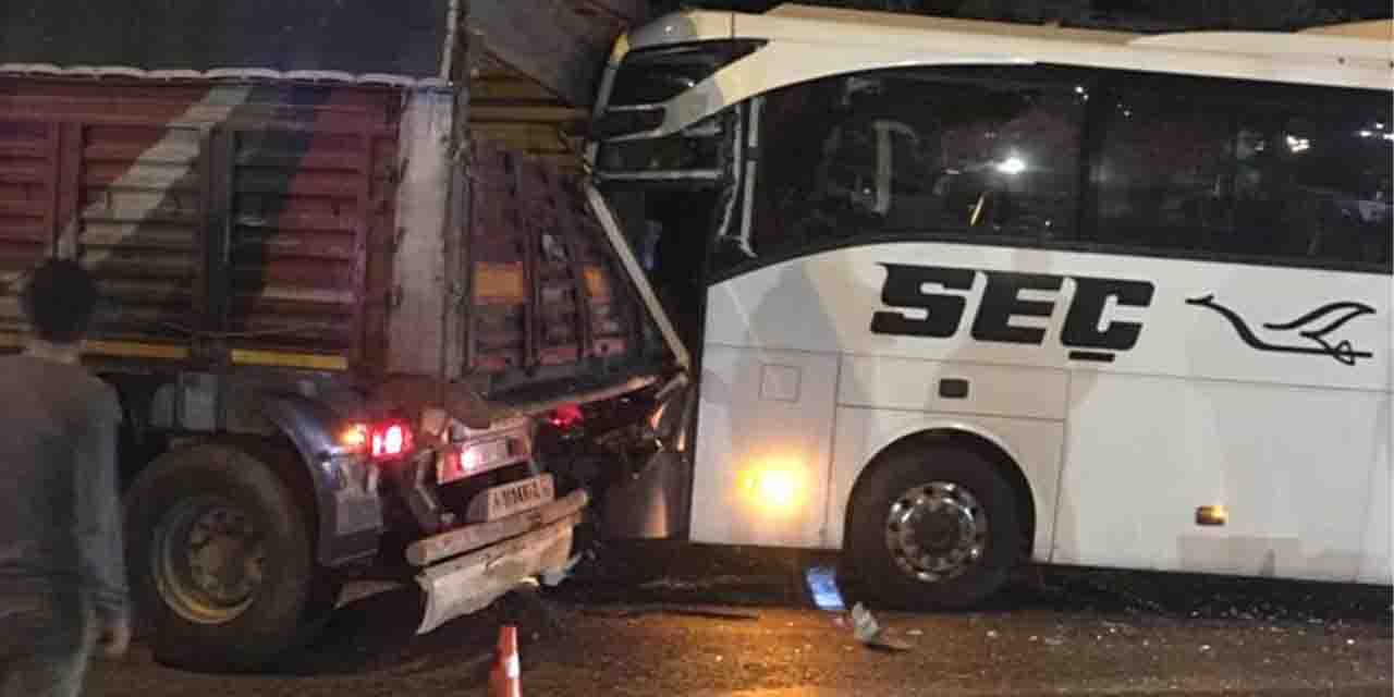 Konya'da yolcu otobüsü tıra çarptı: 11 yaralı