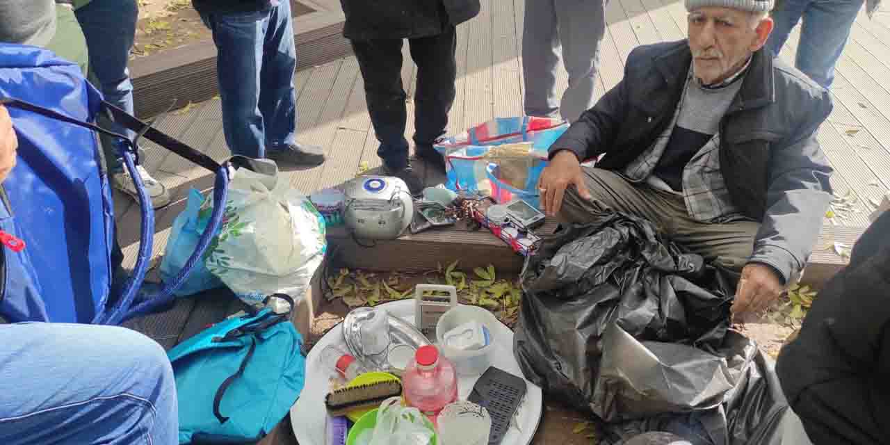 Eskişehir'de ikinci el eşyalarını sokak ortasında sattı