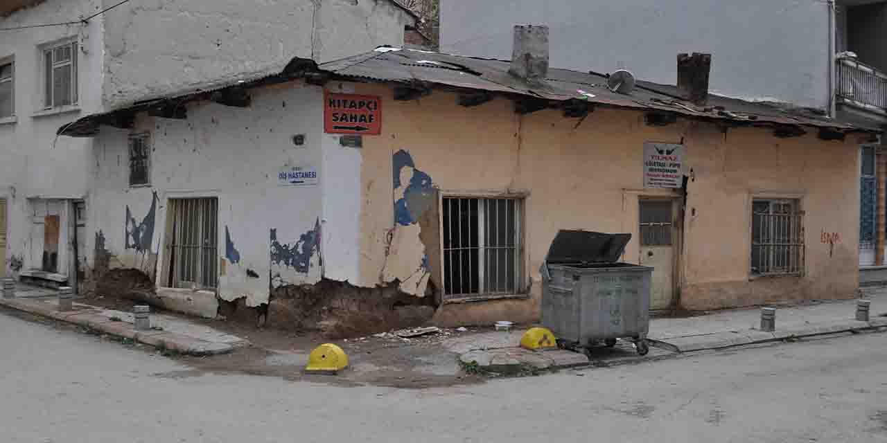 Okulun yakınlarında bulunan metruk ev halkı tedirgin ediyor