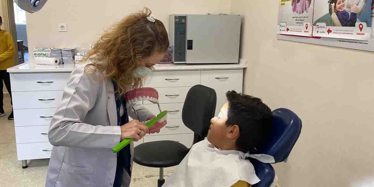 Eskişehir’de çocuklar için "Aile Diş Hekimliği" devam ediyor
