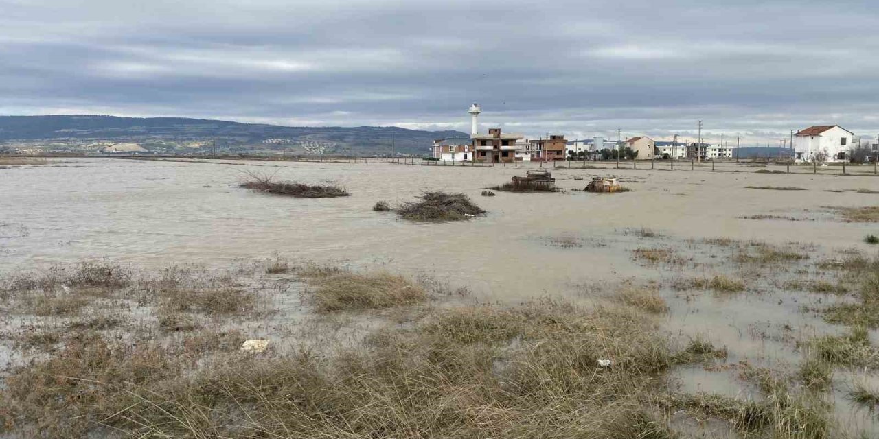 Çanakkale'de yazlıklar sular altında kaldı