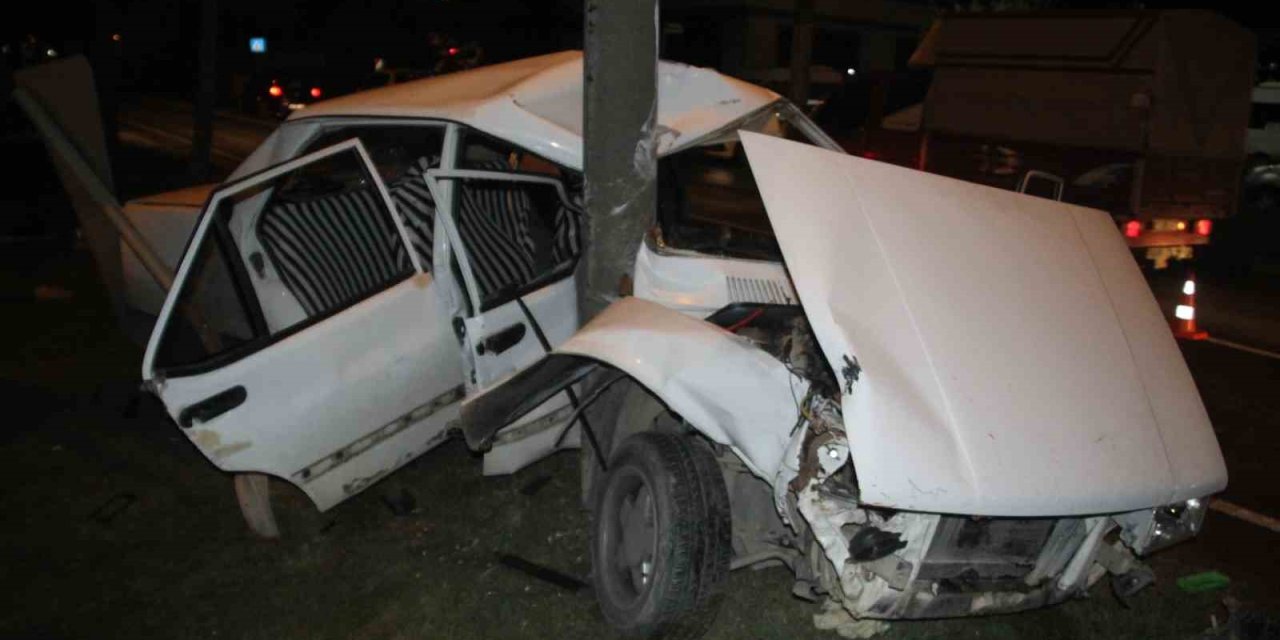 Aydınlatma direğine çarpan otomobil kağıt gibi katlandı: 3 yaralı