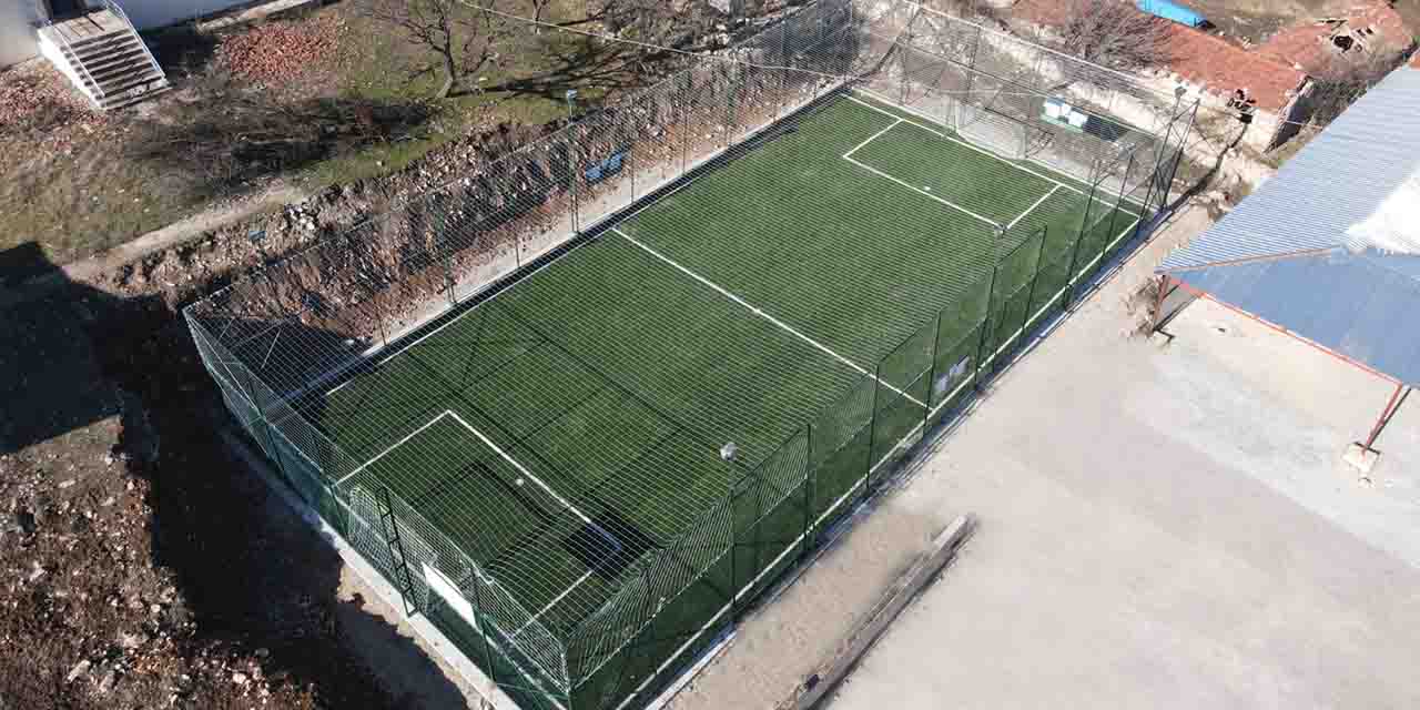 Kazım Kurt Seyitgazi’ye halı saha açıyor