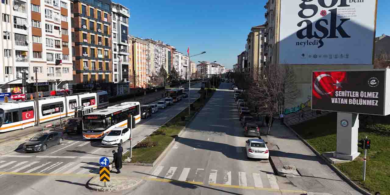 Eskişehir'de 'Şehitler Ölmez Vatan Bölünmez' mesajı her yerde