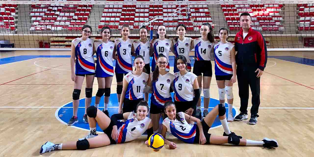 TED Ortaokulu Voleybol Takımı artık son 16 turunda