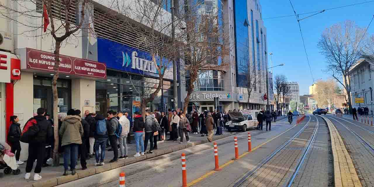 Eskişehirli vatandaşlar Nüfus Müdürlüğü önünde kuyrukta!