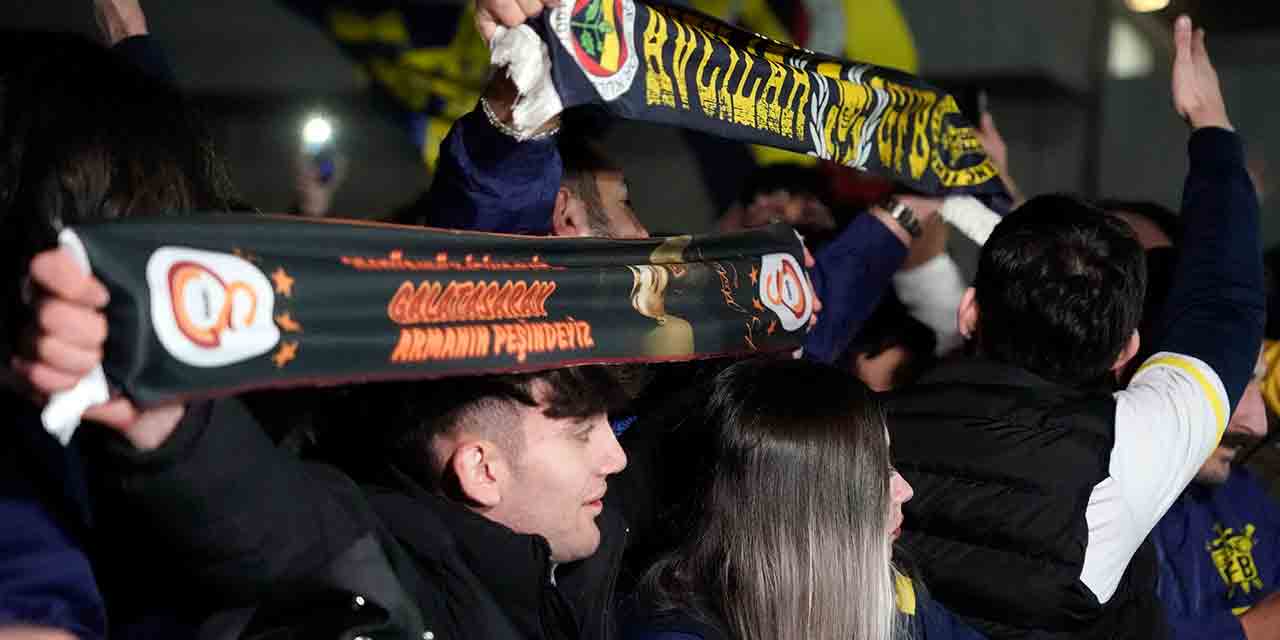 Fenerbahçeli ve Galatasaraylı taraftarlar omuz omuza