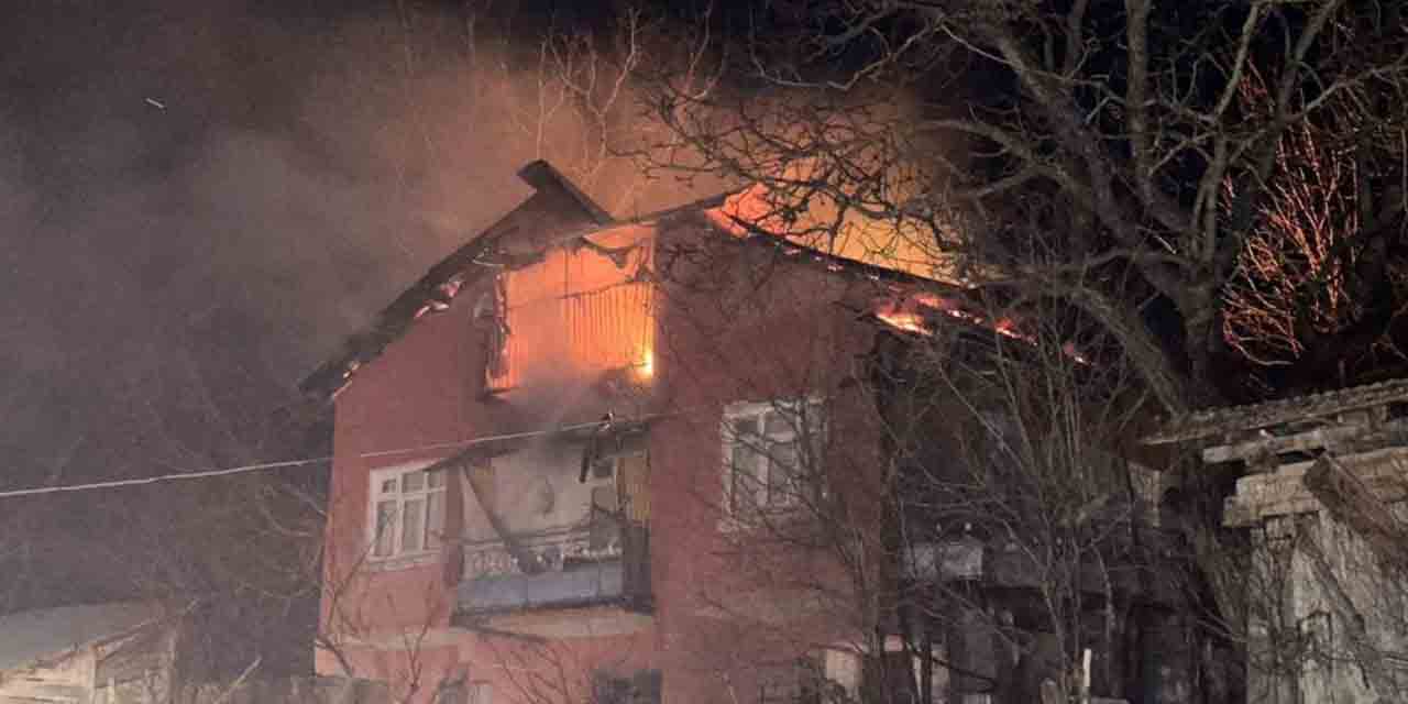 3 katlı boş bina alev alev yandı