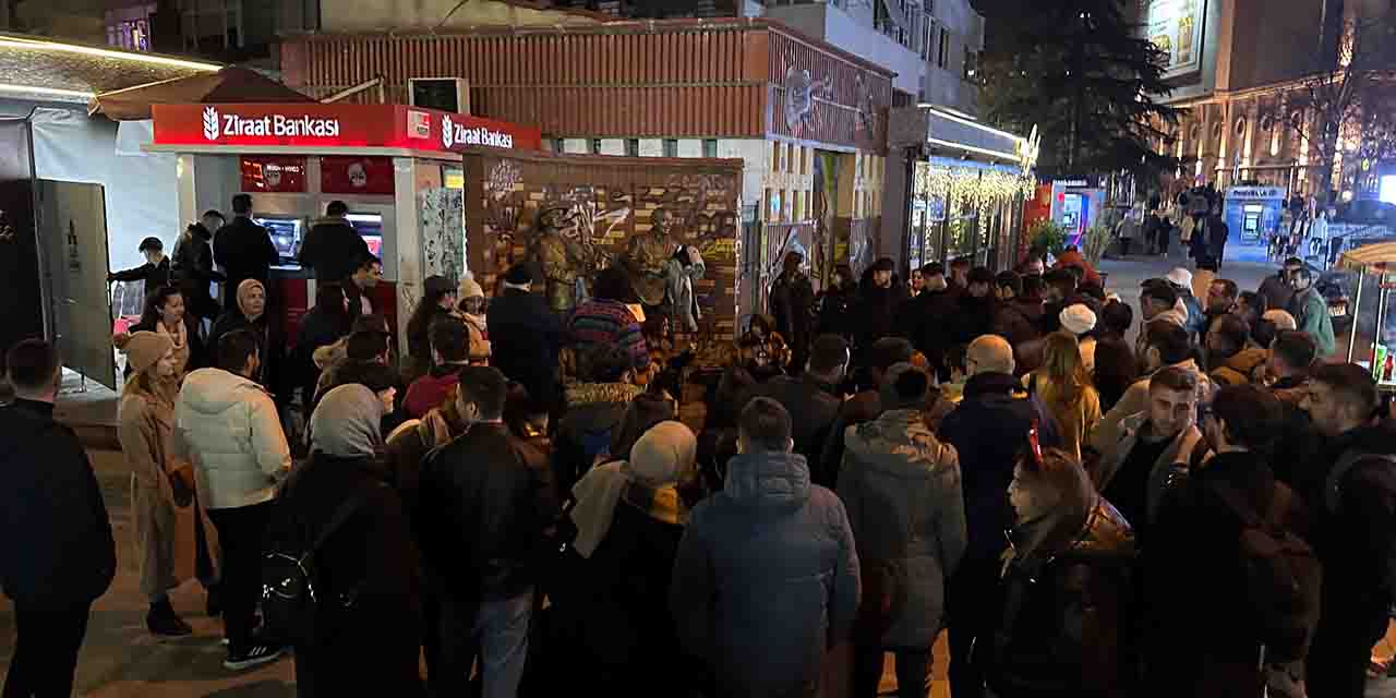 Yılbaşında sokak müzisyenleri Eskişehirlilerin içini ısıttı
