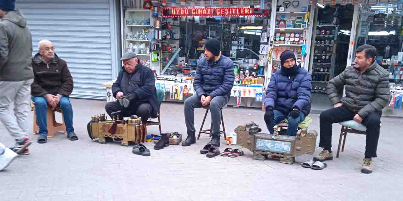 Yeni ilk gününde ekmek parası için tezgâh açtılar