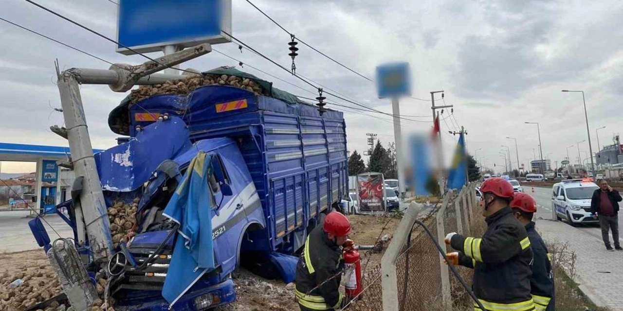 Pancar yüklü kamyon ile kamyonet çarpıştı
