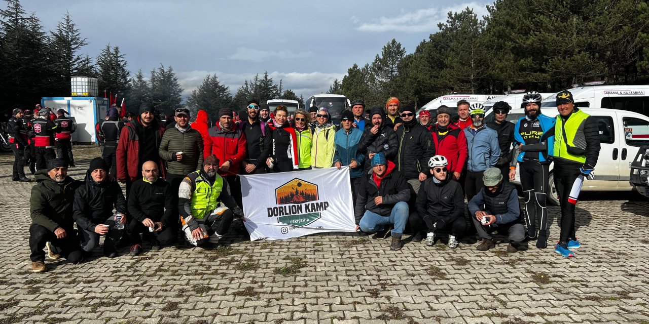 Eskişehirli bisikletliler pedallarını şehitler için çevirdi