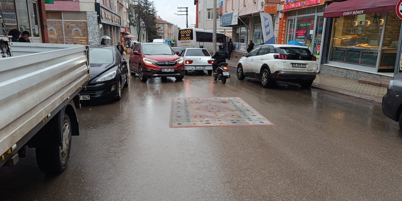Eskişehirli esnafın halı yıkama yöntemi görenleri şaşırttı