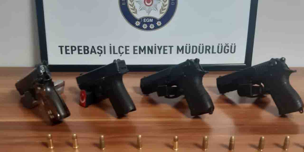 Evinde çok sayıda tabanca ve fişek bulundu