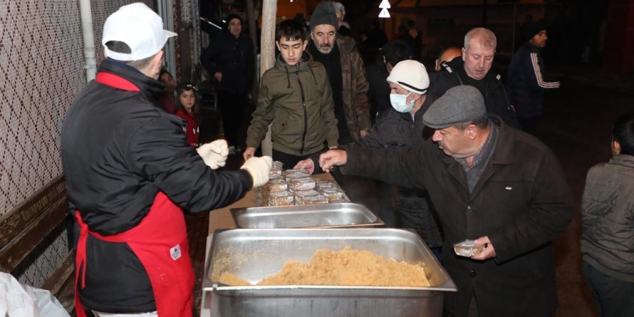 Odunpazarı Regaip Kandili için vatandaşlara helva dağıttı