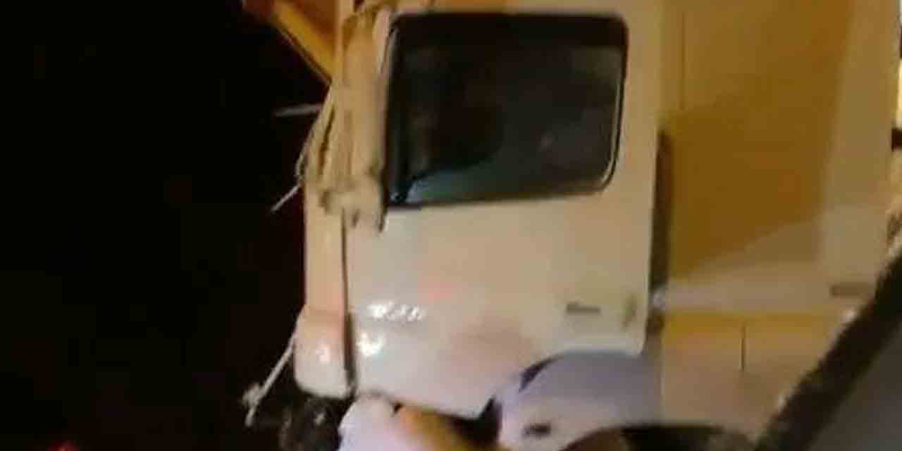 Karlı havada aniden duran tıra çarptı