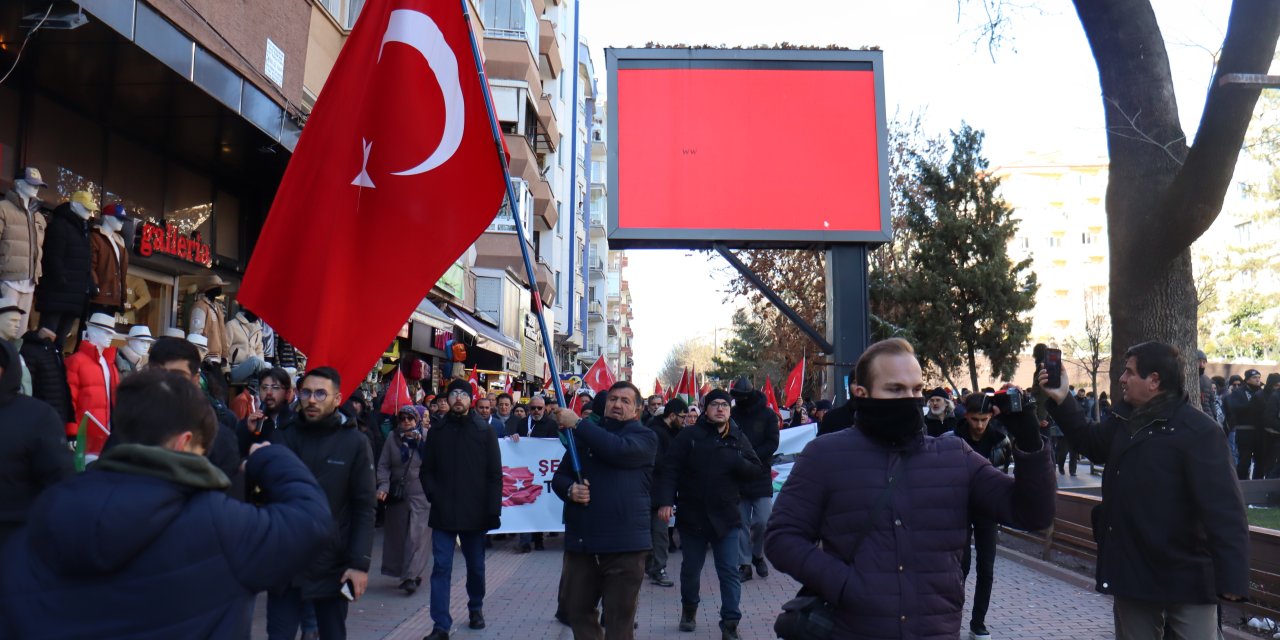 Eskişehir'de şehit olan askerlerimiz için yürüyüş düzenlendi