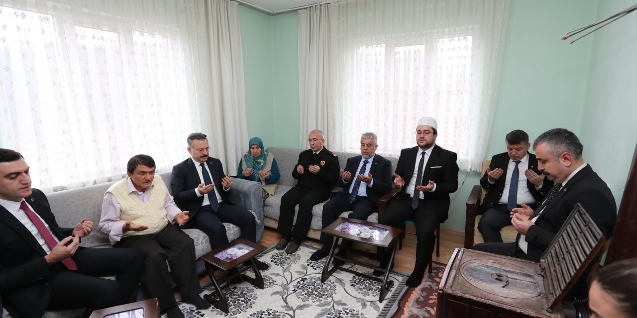Vali Aksoy şehit ailesini ziyaret etti