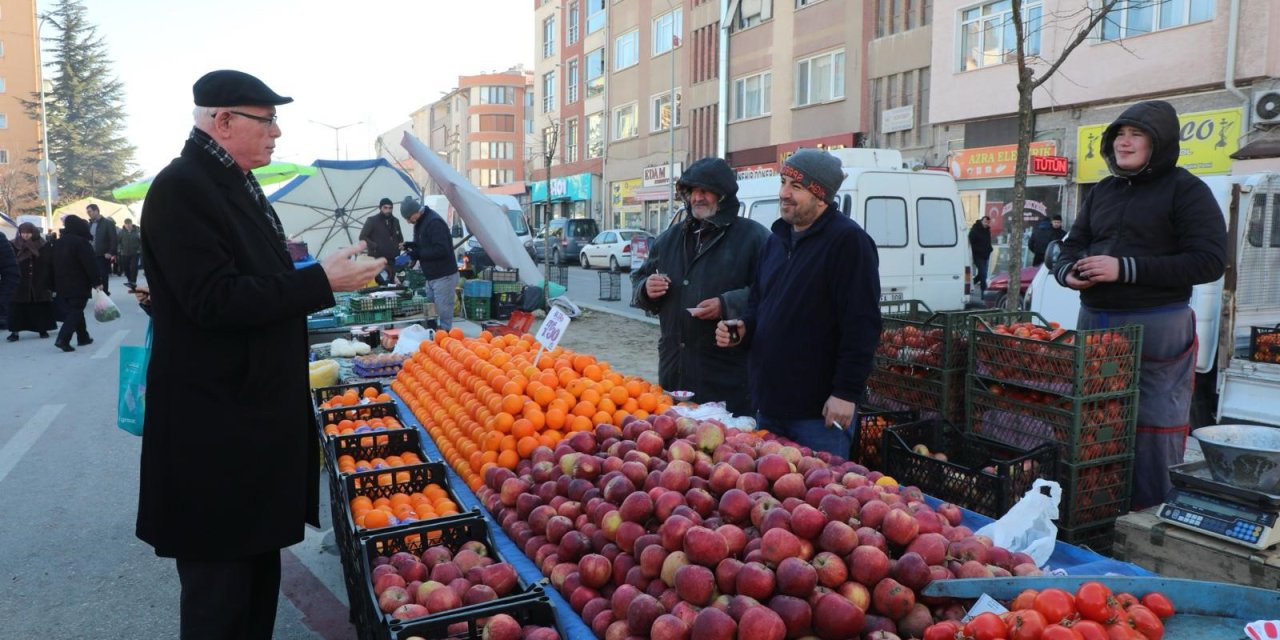 Başkan Kurt pazar gezmesinde vatandaşı dinledi