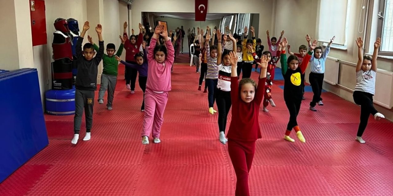 Minik cimnasikçiler esneklik kazanıyor
