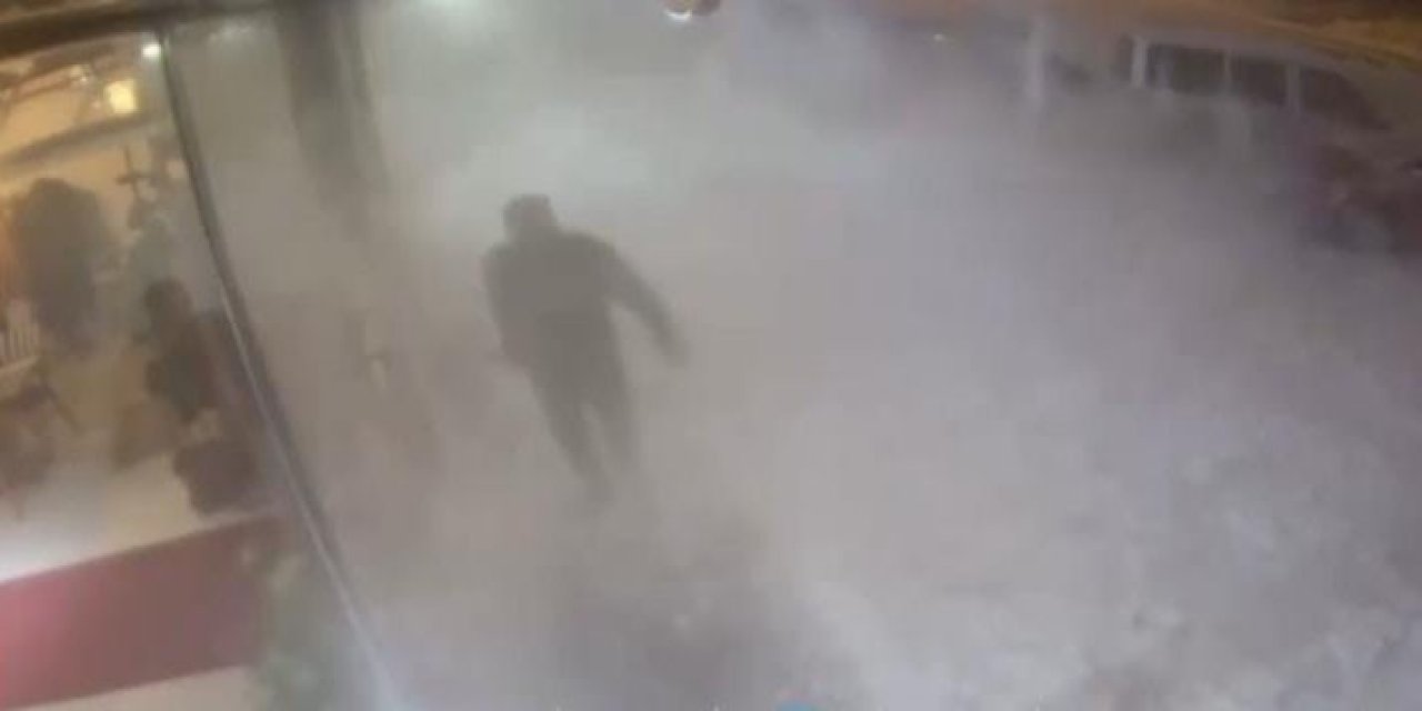 Çatıdan düşen karın altında kalmaktan son anda kurtuldu