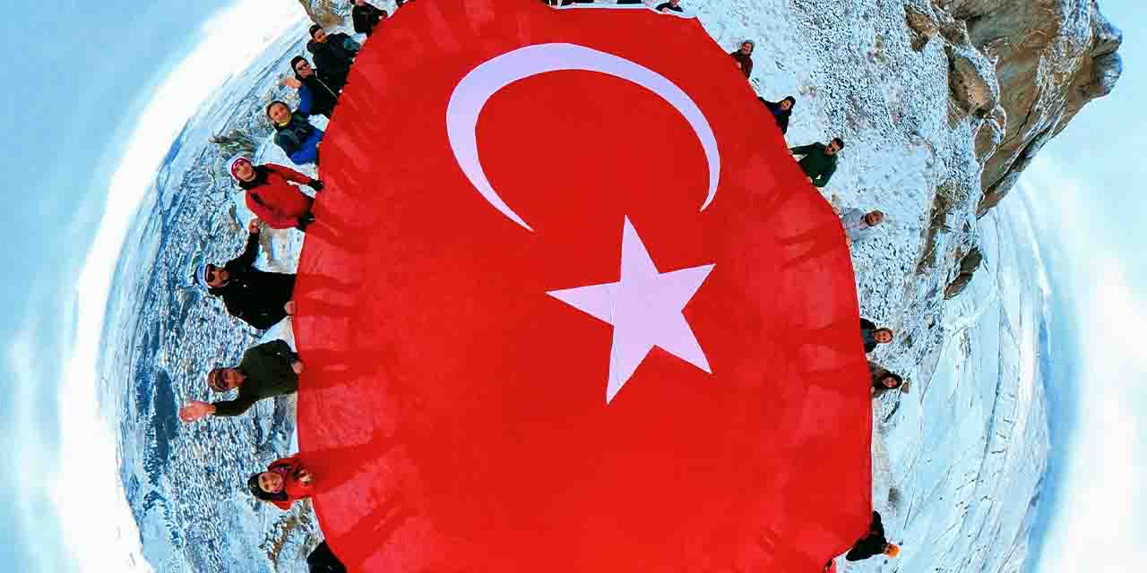 Eskişehir'de dağın zirvesinde dev Türk bayrağı açtılar!