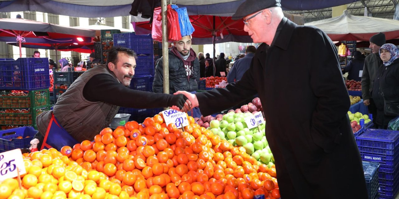 Başkan Kurt Emek Mahallesi pazarını gezdi