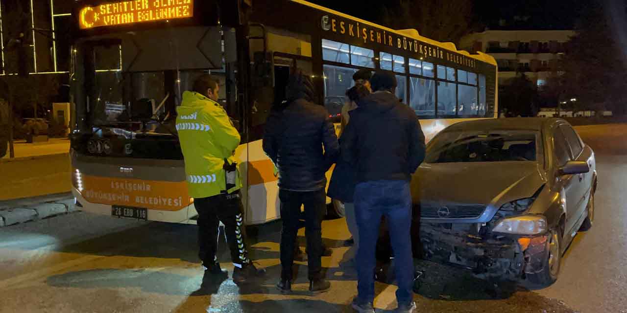Eskişehir'de otomobil ile belediye otobüsü çarpıştı: 1 yaralı