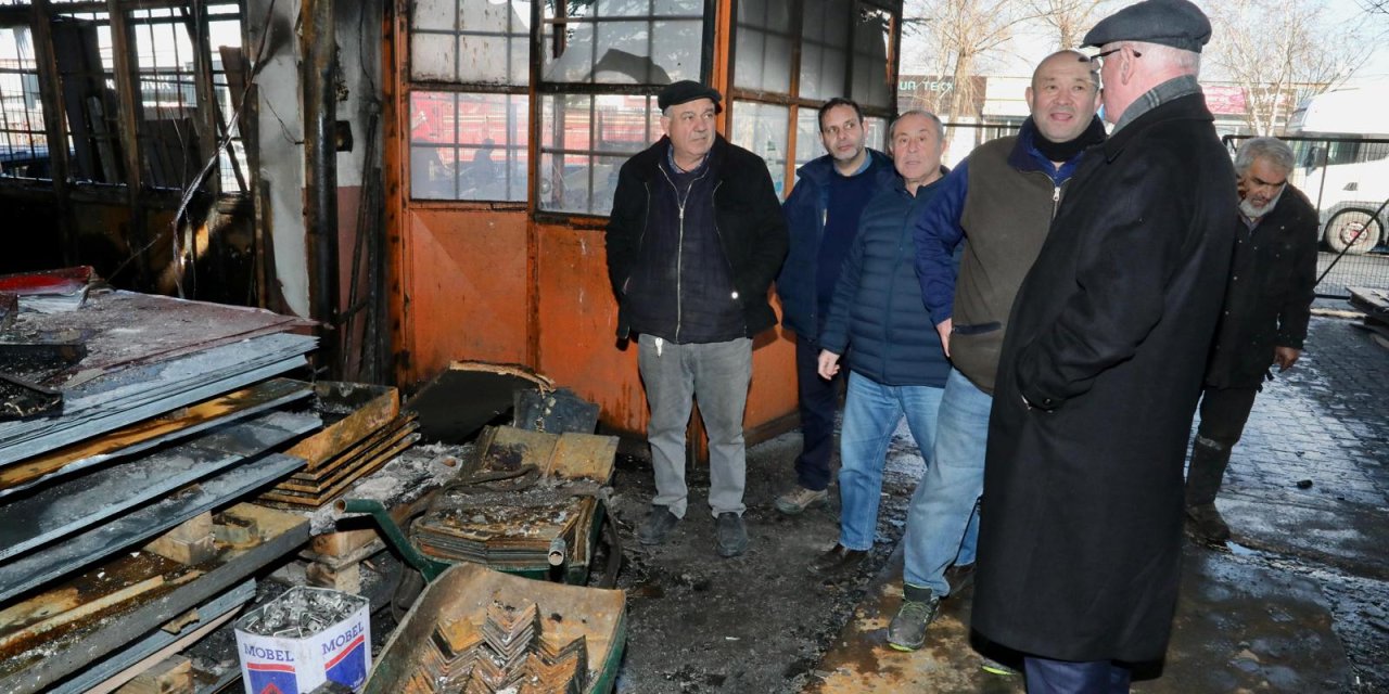 Başkan Kurt Teksan’da yanan fabrikayı inceledi