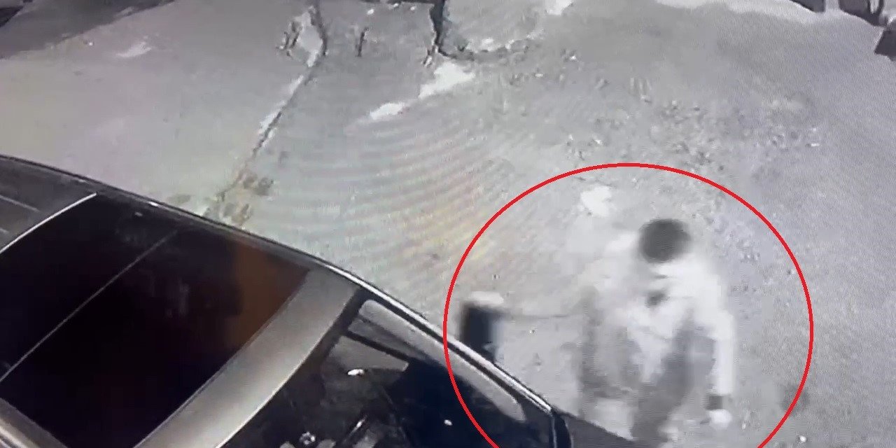 Sokaktaki otomobillere zarar verdi