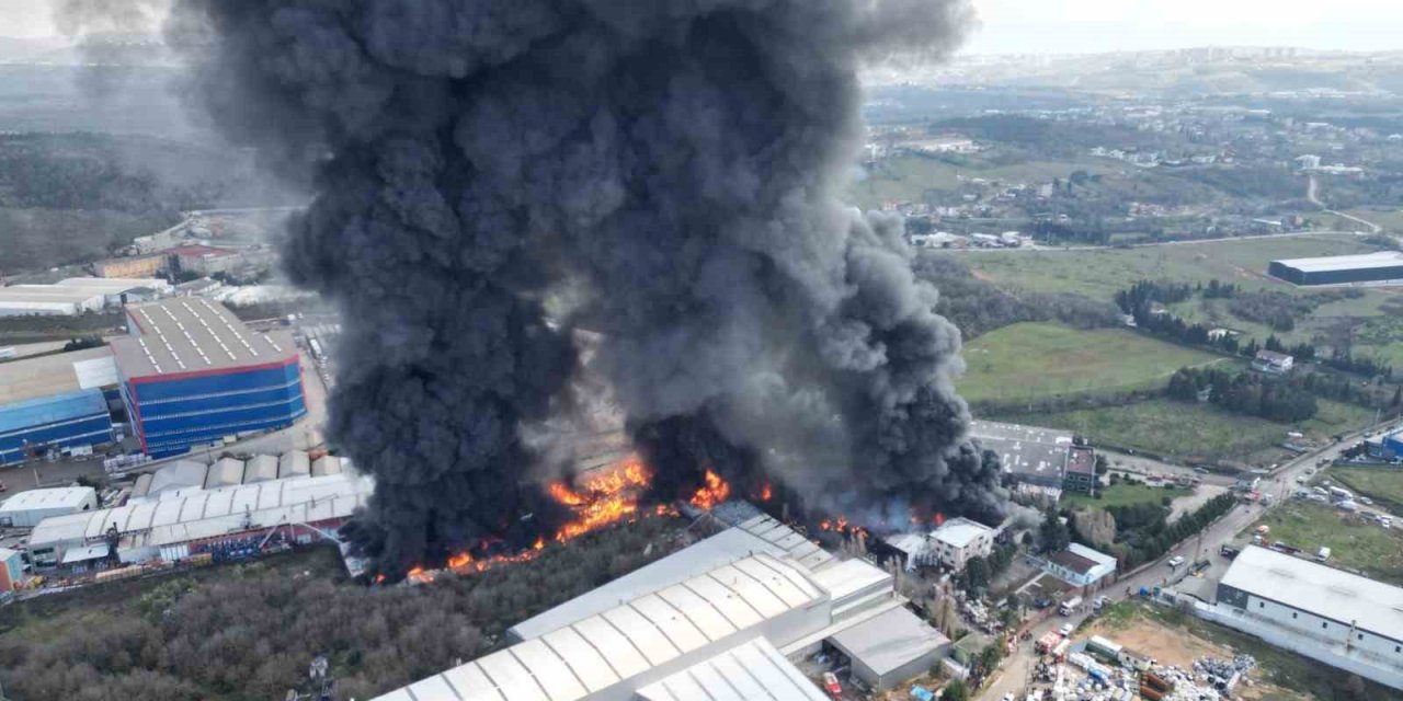 Kimyasal fabrikası alev alev yandı