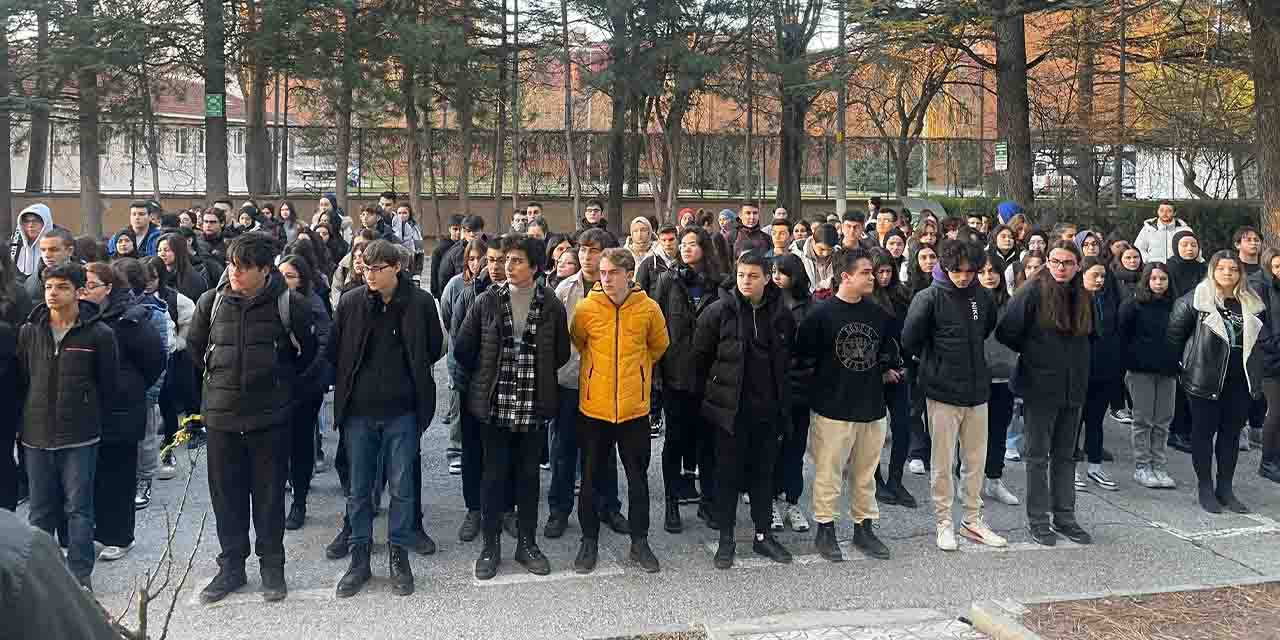 Öğrenciler ve öğretmenler 6 Şubat’ı saygı duruşuyla andı