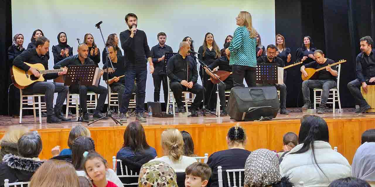 Gençlik Korosu'ndan Çifteler'de türkü dolu bir konser