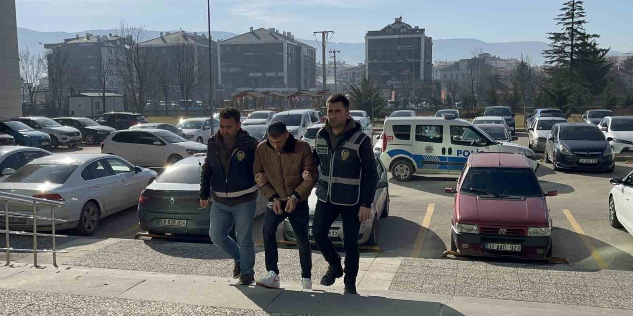 Arkadaşının evinden 60 bin lirasını çaldı