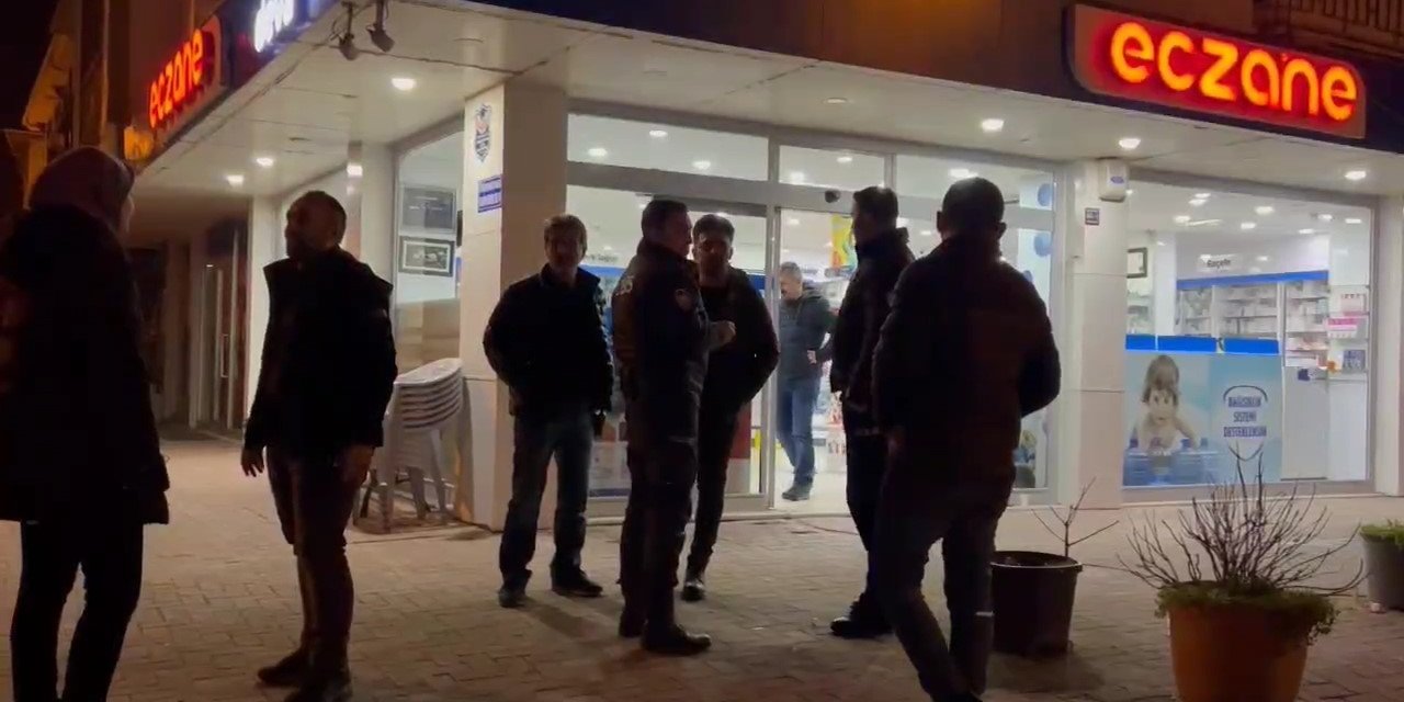 Uyuşturucu bağımlısı eczaneye çalışanını tehdit etti