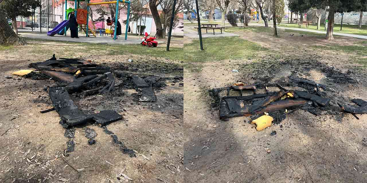 Eskişehir'de parkın ortasında koltuk yaktılar