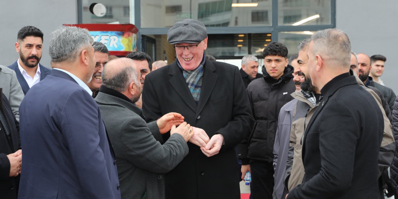 Başkan Kurt esnaf ile bir araya gelmeye devam ediyor