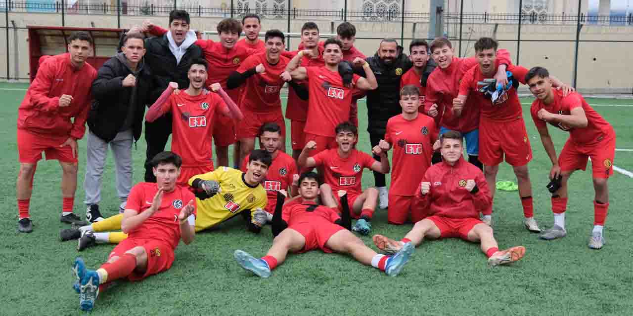 Eskişehirspor gençleri son nefeste 3 puanı kaptı