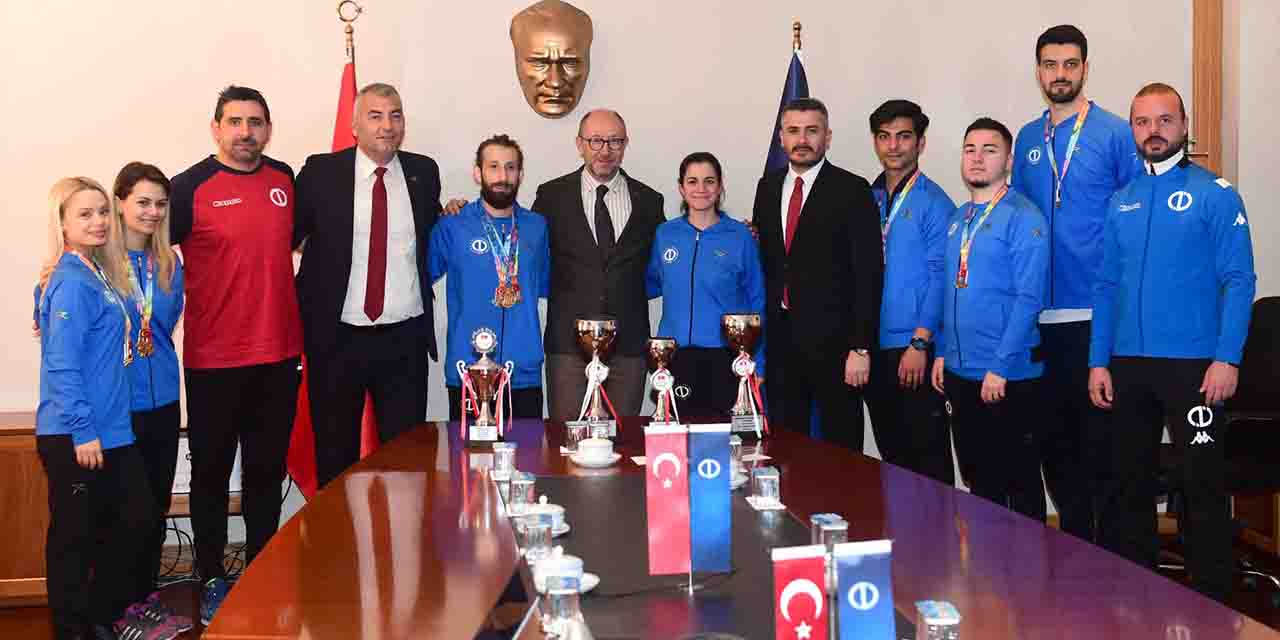 Anadolu Üniversitesi sporcuları 3 kupa ile döndü!