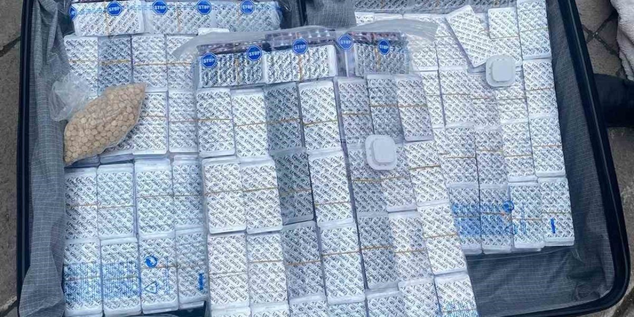 Yolcunun bavulunda binlerce uyuşturucu yakalandı